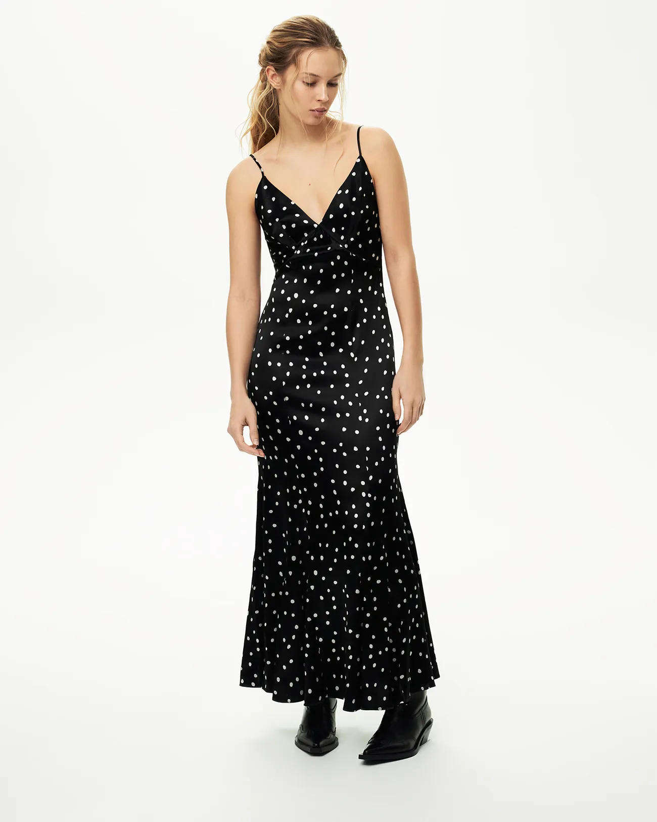 Платье-комбинация макси в горох черного цвета