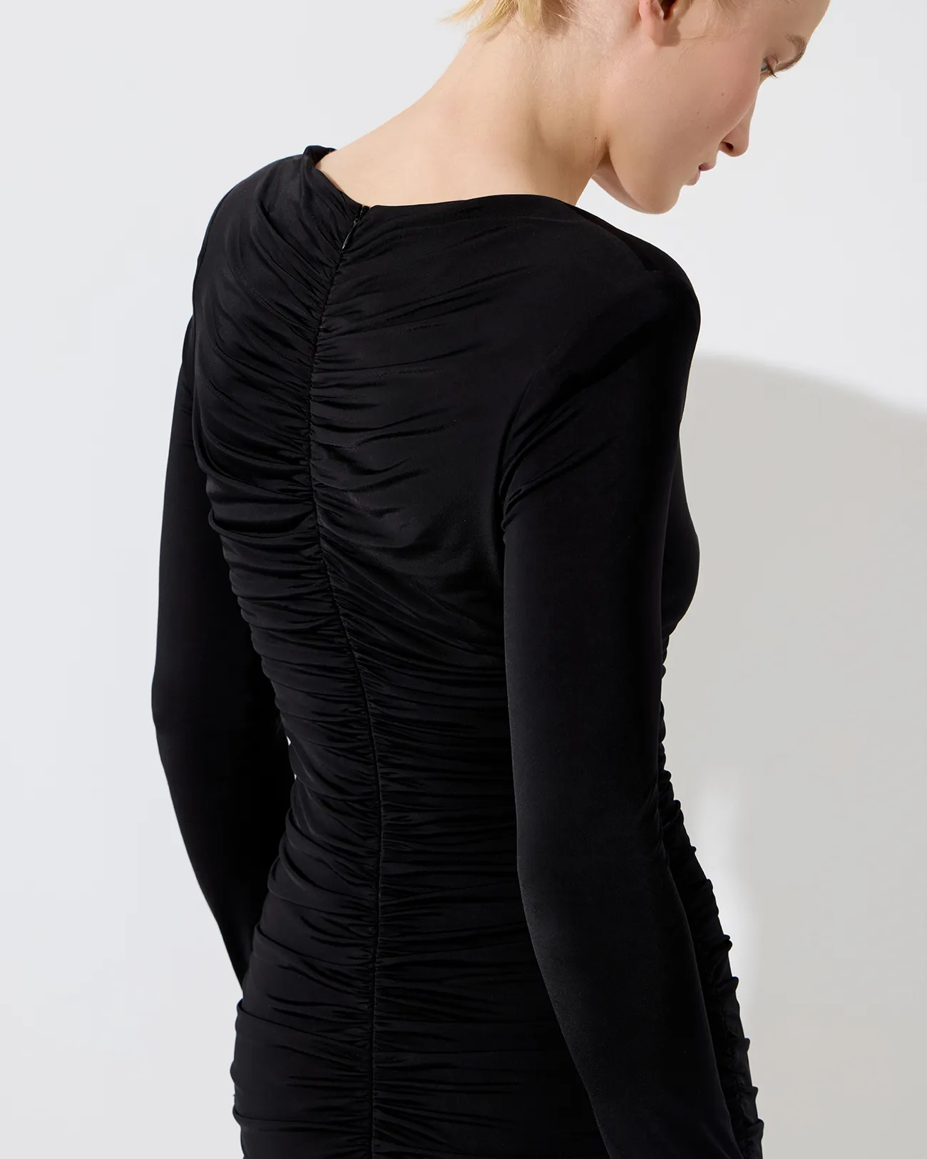 Платье мини со сборкой черного цвета