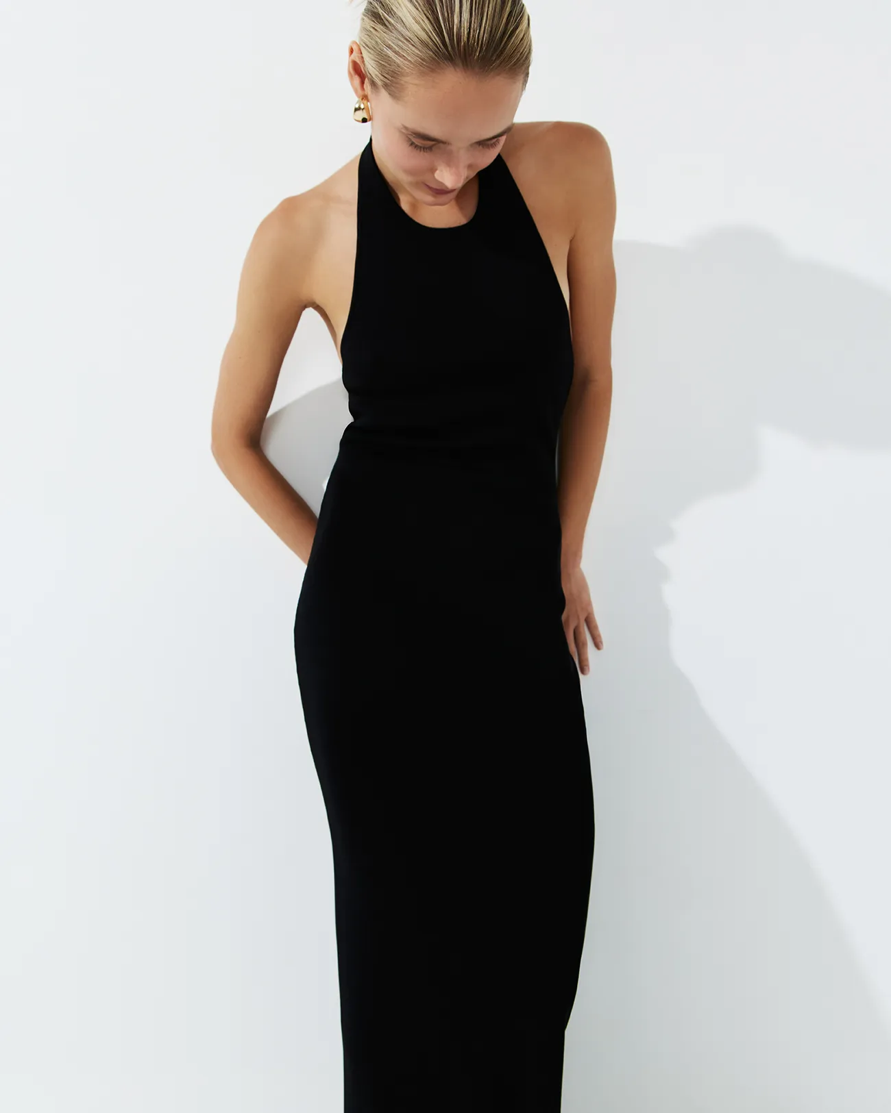 Платье-халтер черного цвета