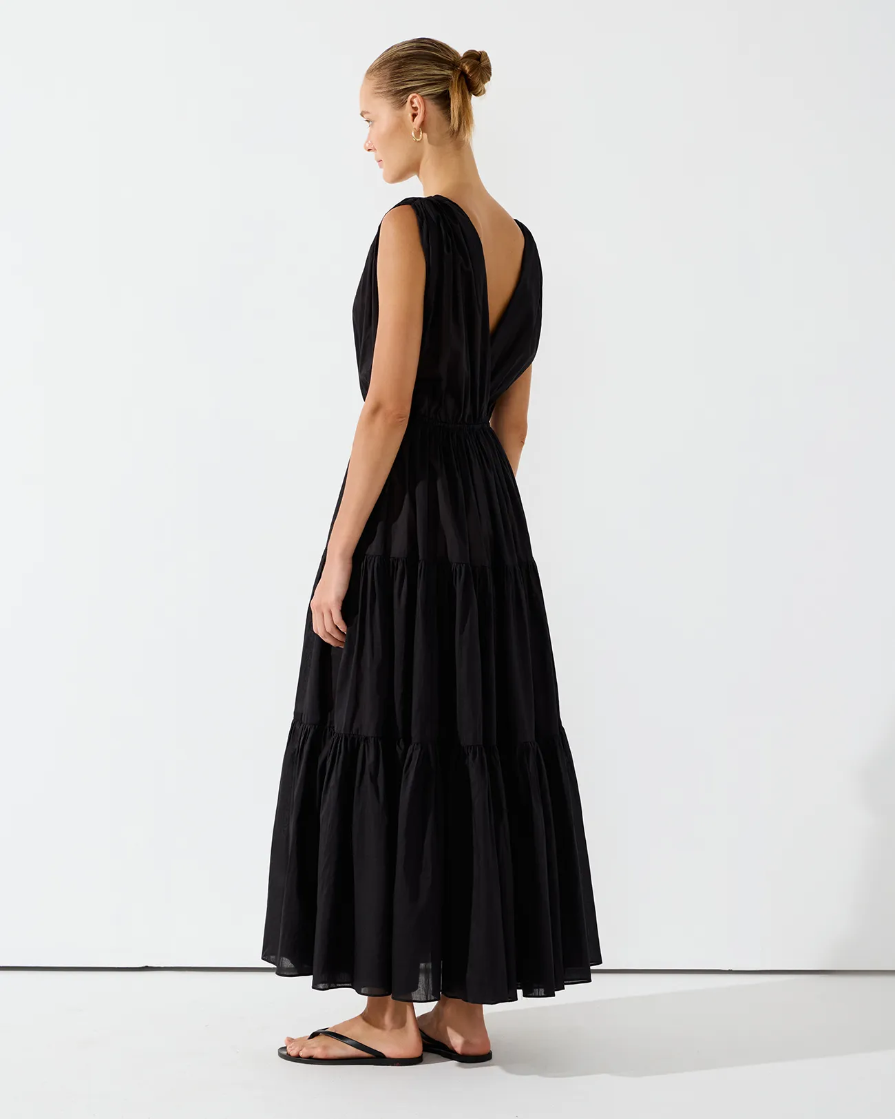 Платье из тонкого хлопка с драпировкой черного цвета