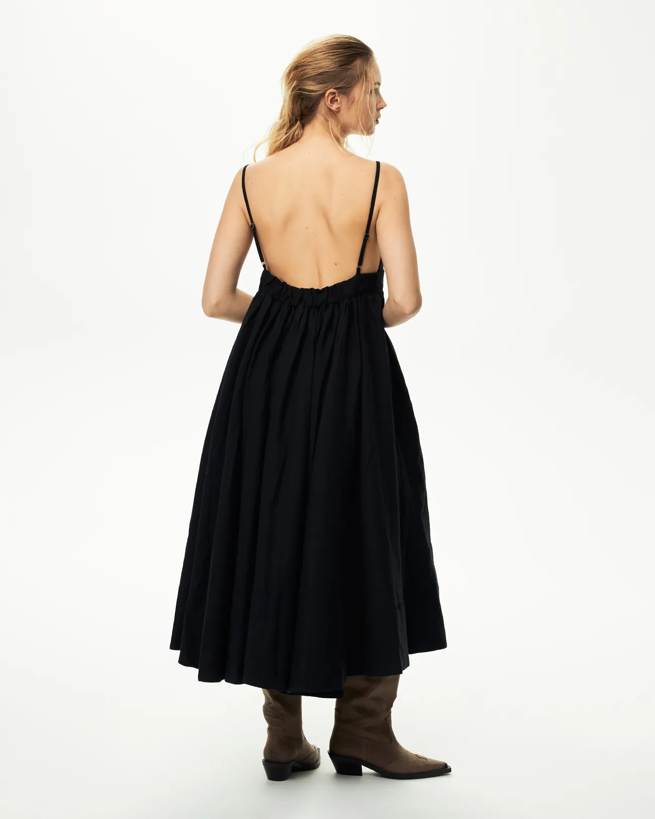 Платье-сарафан миди черного цвета