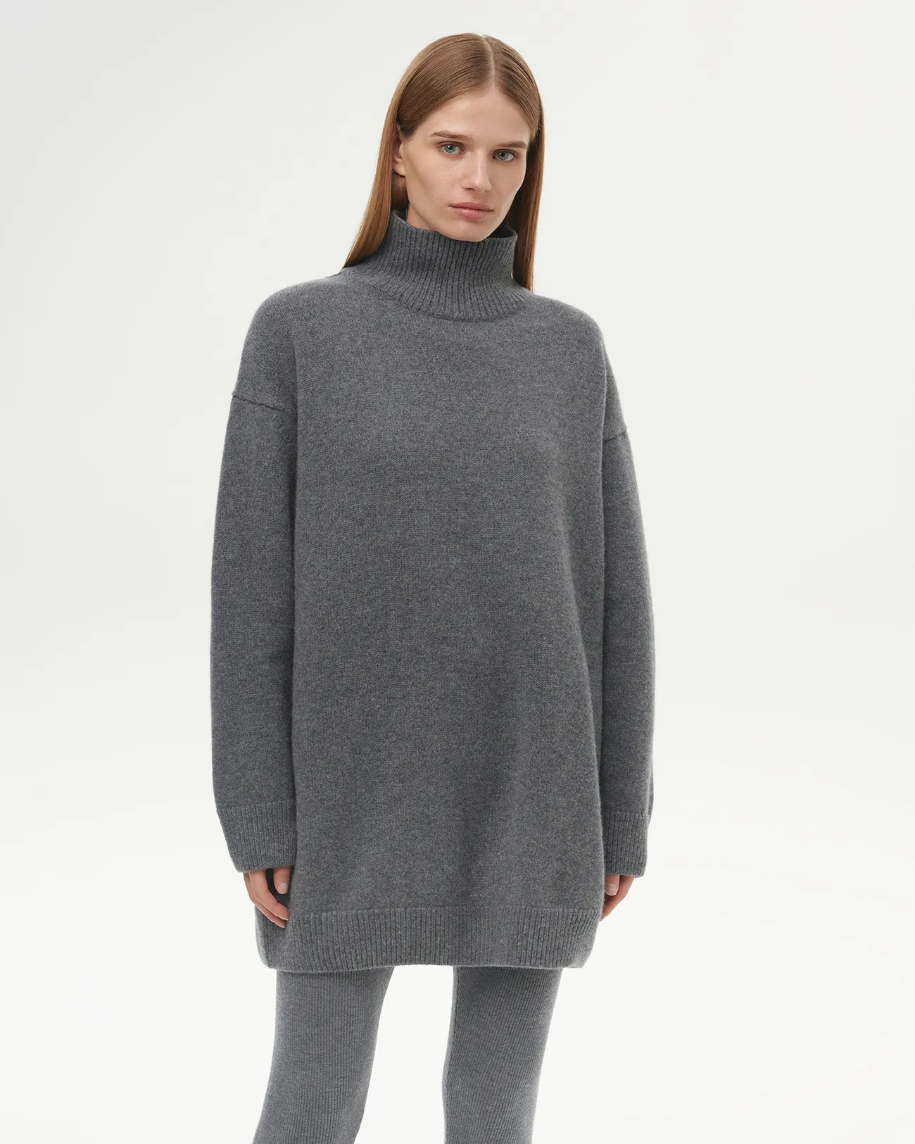 Платье-свитер мини серого цвета