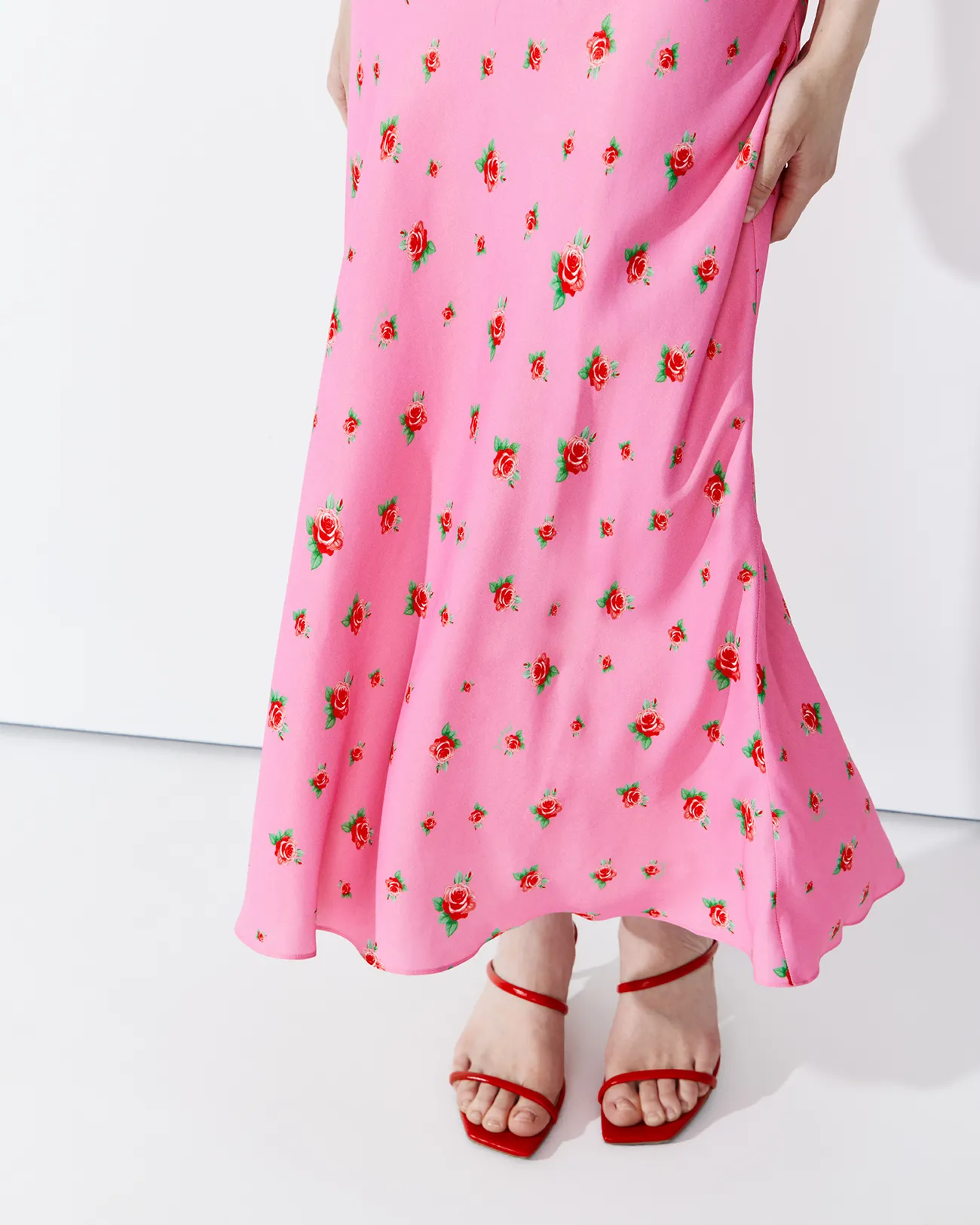 Платье-комбинация миди с принтом розового цвета