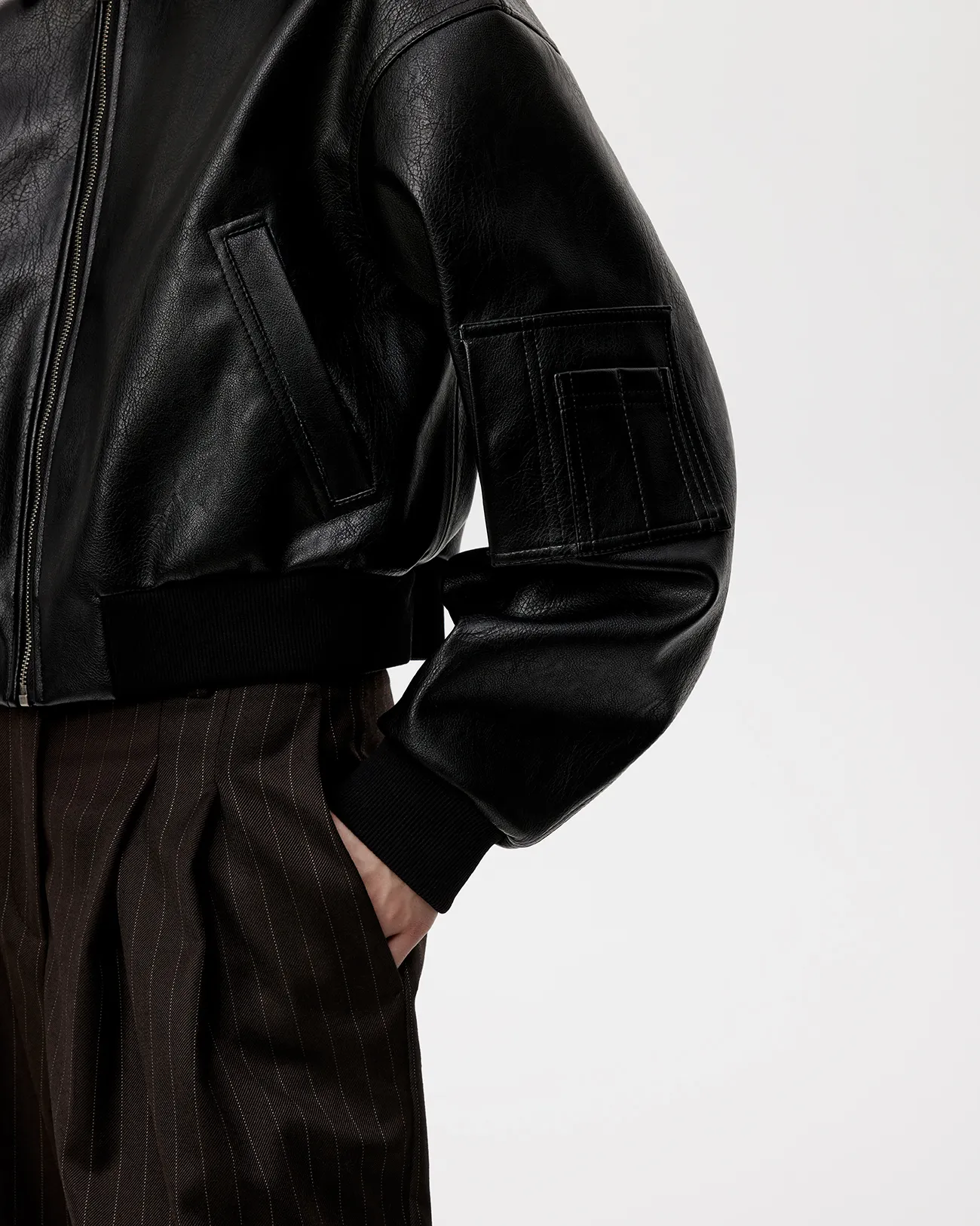 Куртка укороченная из эко-кожи черного цвета