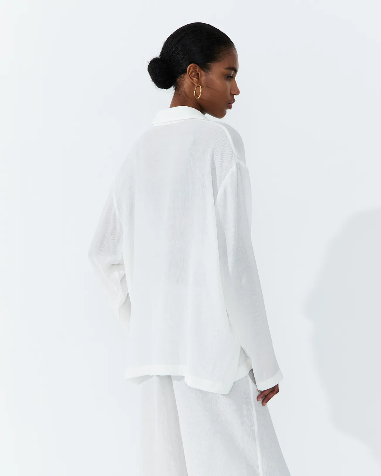 Рубашка из ткани плиссе белого цвета