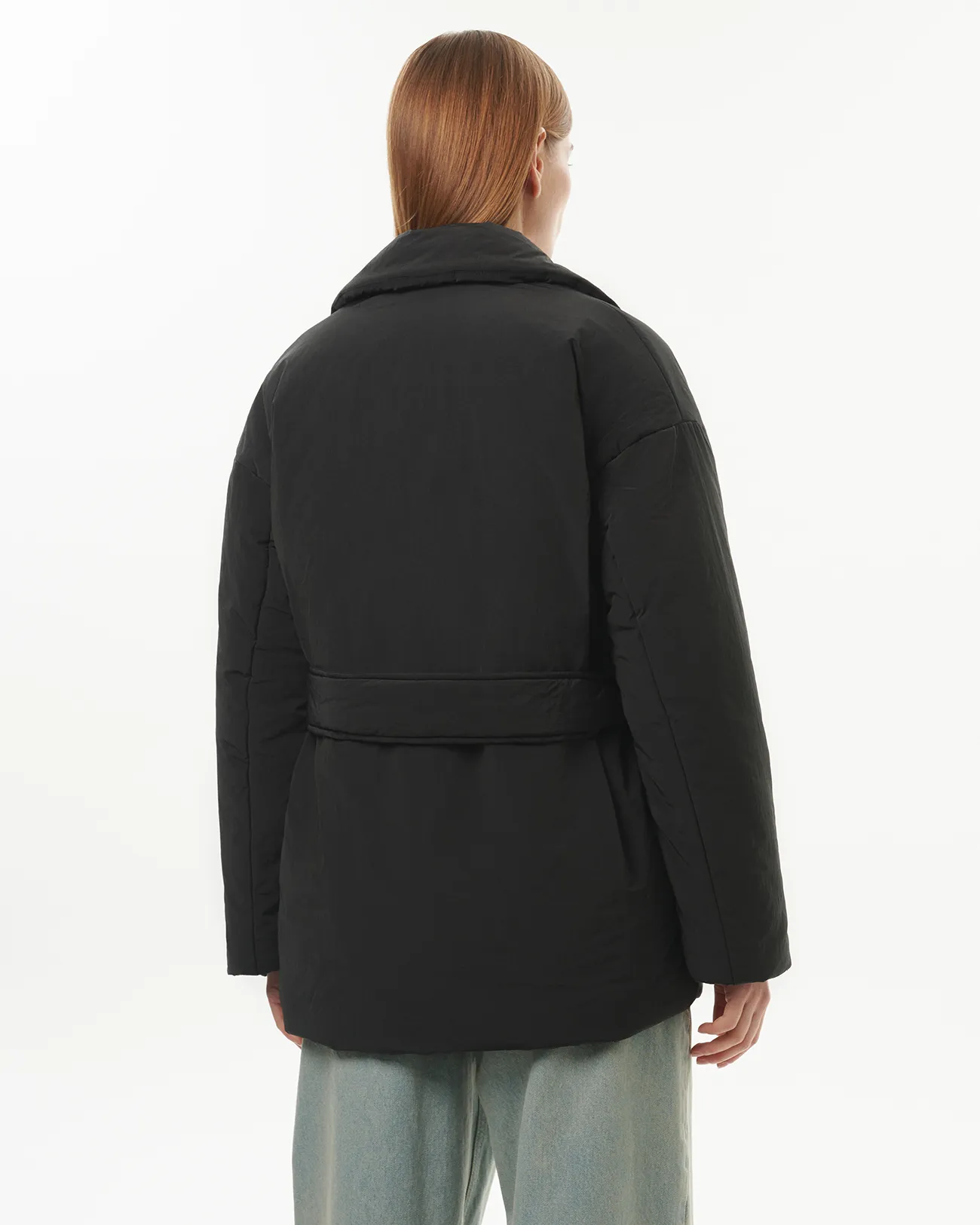Куртка утепленная с поясом черного цвета