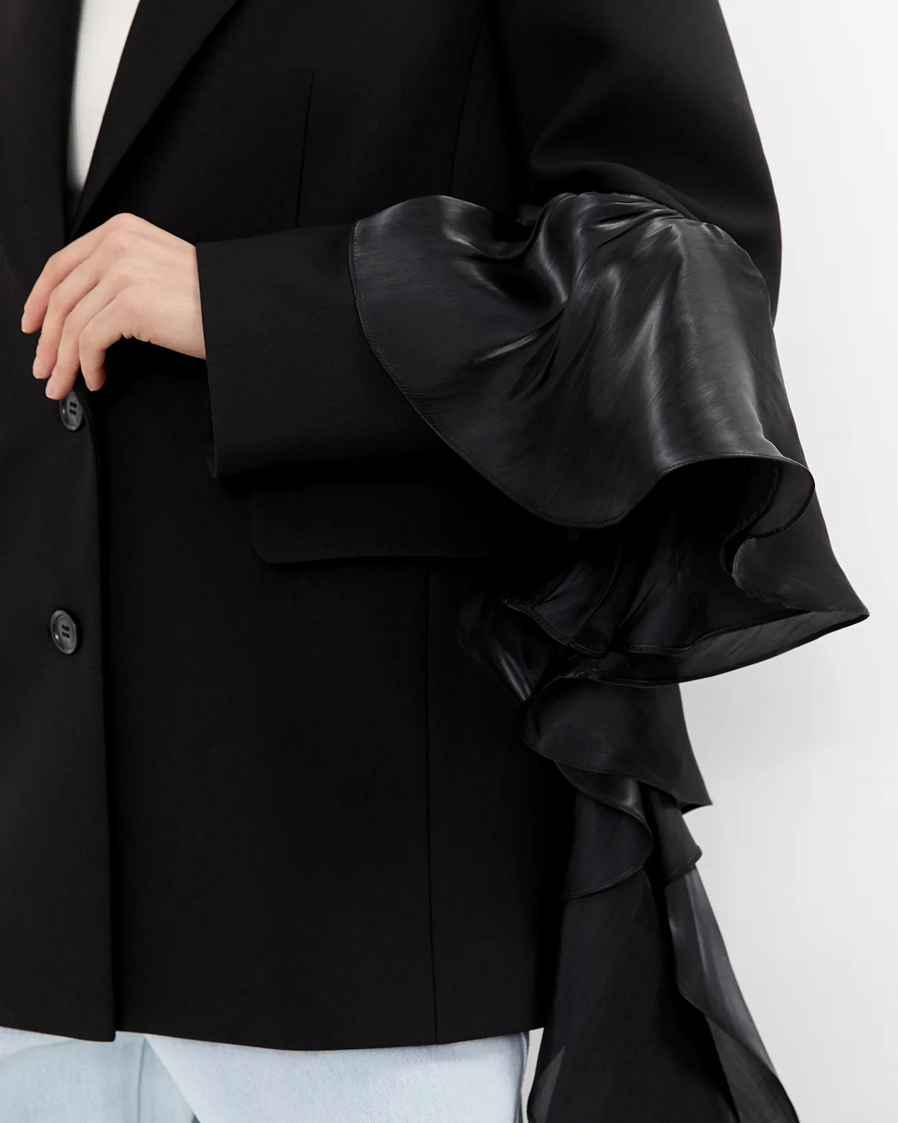 Жакет с рюшами на рукавах черного цвета
