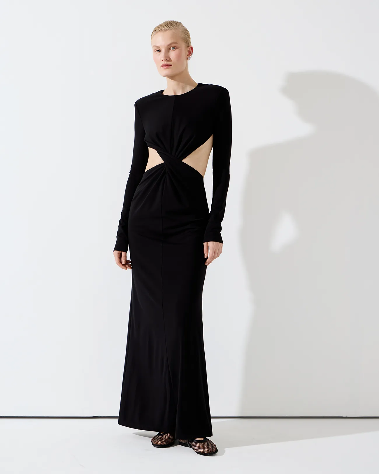 Платье макси с вырезом черного цвета