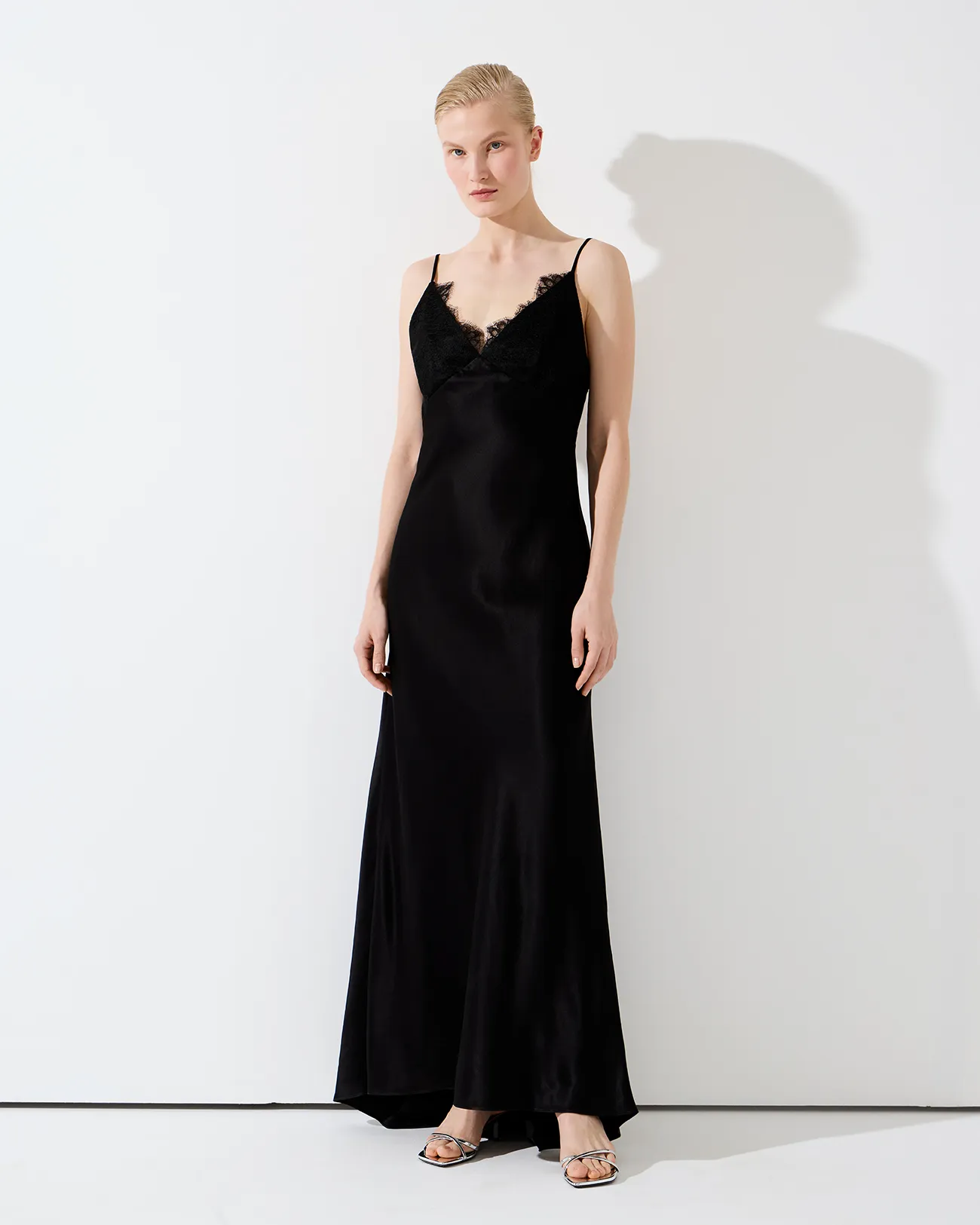 Платье-комбинация с кружевом черного цвета