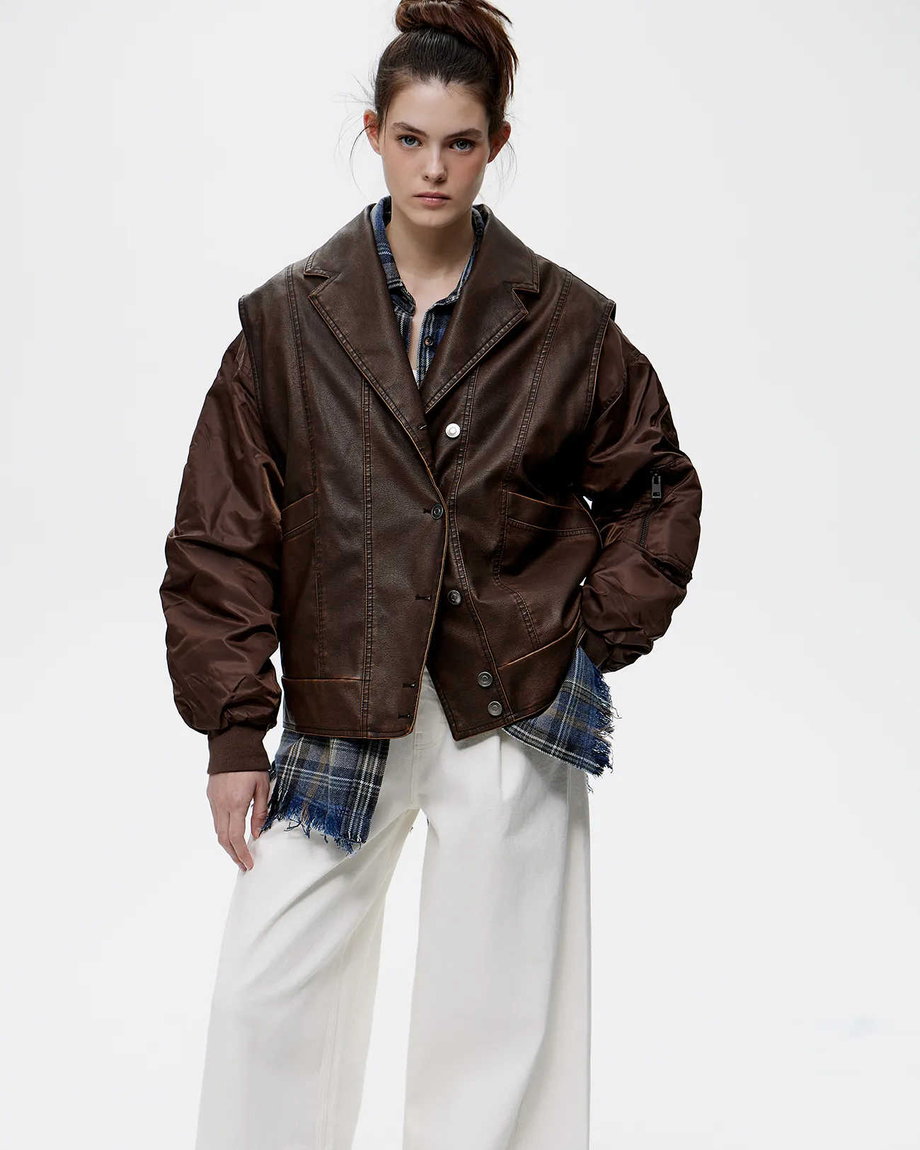 Куртка из эко-кожи со съемными рукавами коричневого цвета