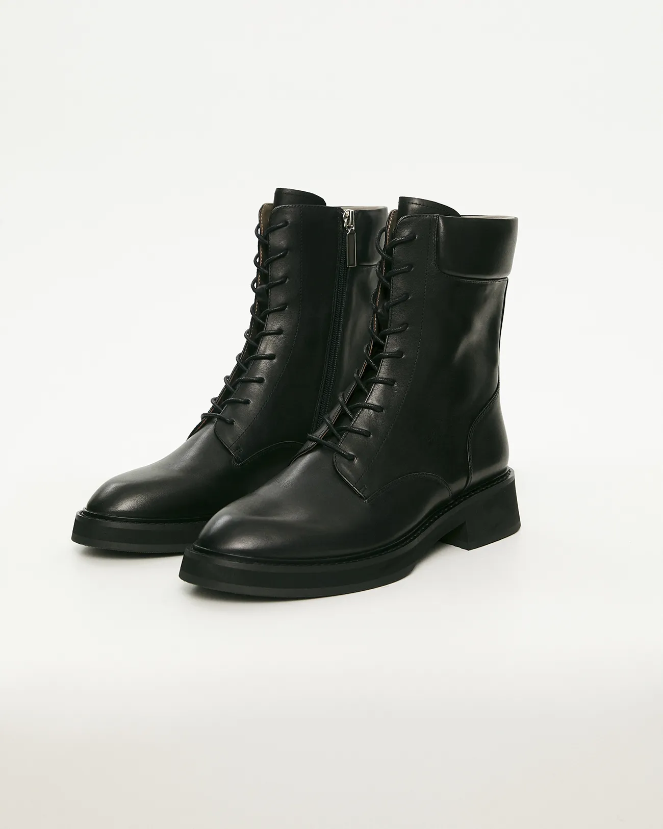 Ботинки на шнурках черного цвета