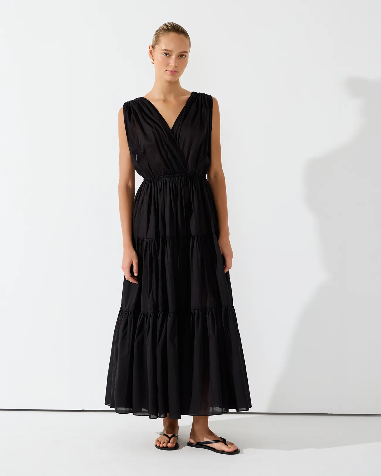 Платье из тонкого хлопка с драпировкой черного цвета