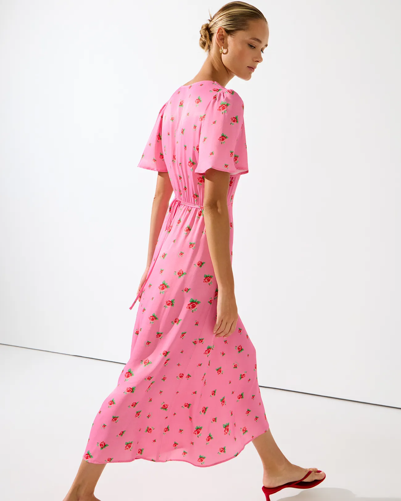 Платье миди в цветочек розового цвета