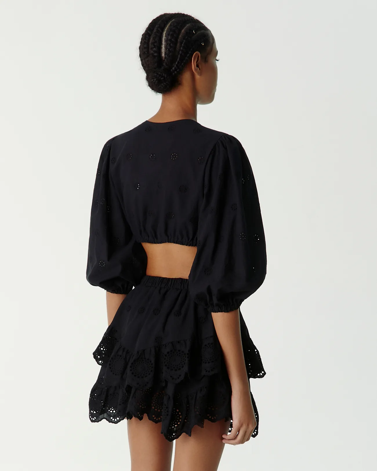 Блуза на завязках из шитья черного цвета