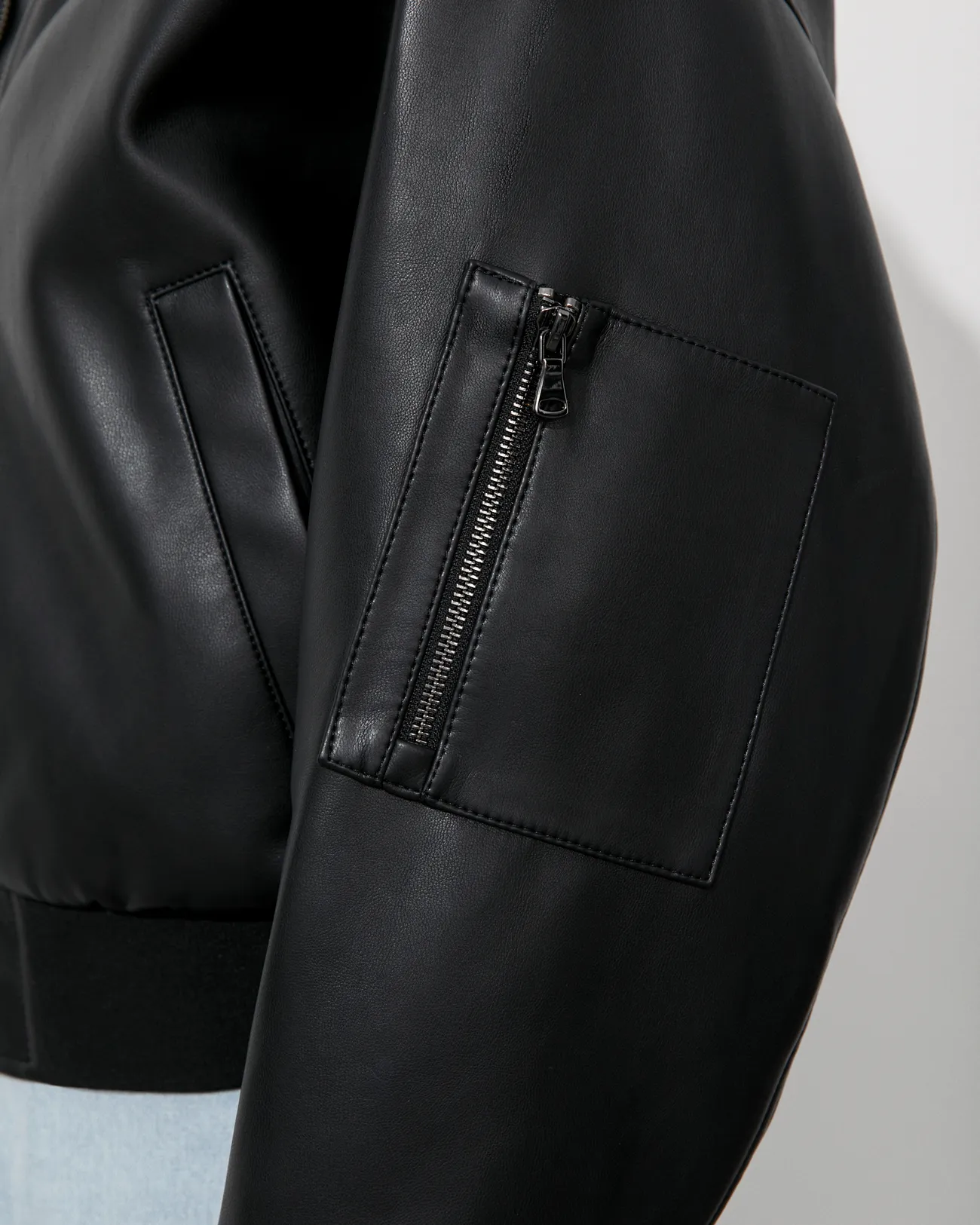 Куртка-бомбер из эко-кожи черного цвета