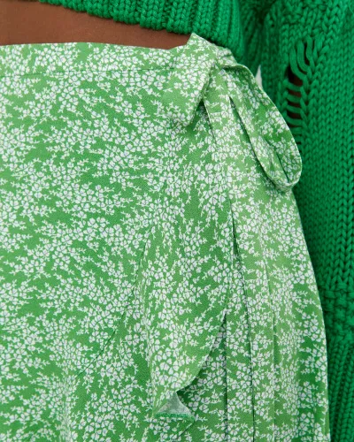Юбка мини на запах с оборкой зеленого цвета