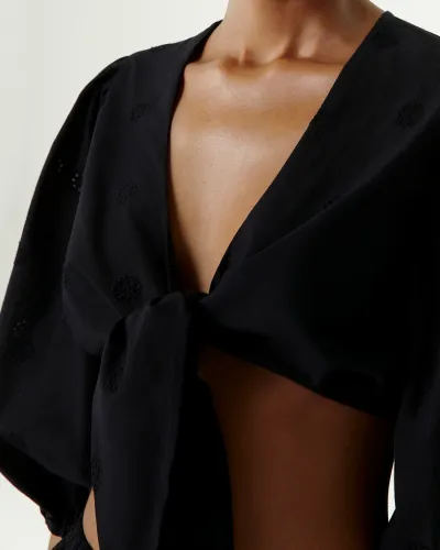 Блуза на завязках из шитья черного цвета
