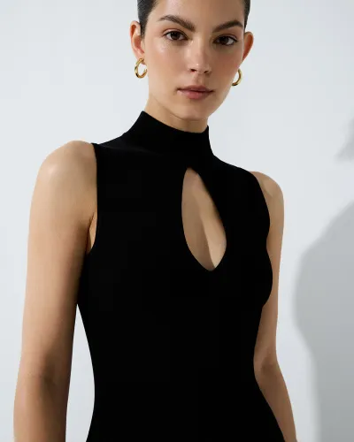 Платье с вырезом на груди черного цвета