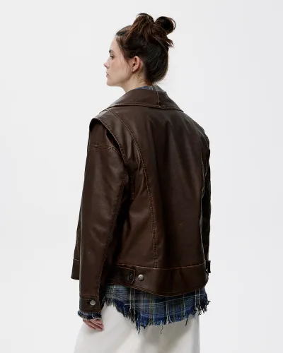 Куртка из эко-кожи со съемными рукавами коричневого цвета