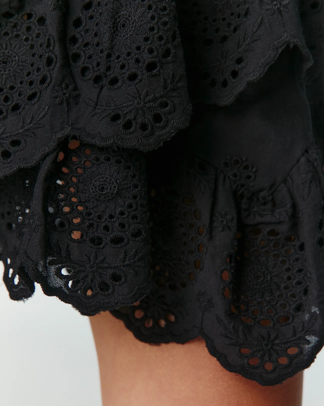 Юбка мини из шитья черного цвета