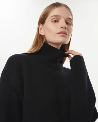 Платье-свитер мини черного цвета
