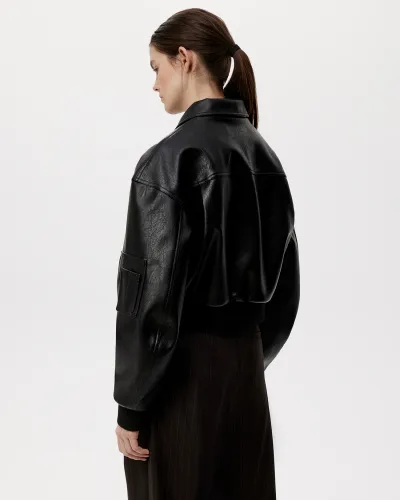 Куртка укороченная из эко-кожи черного цвета