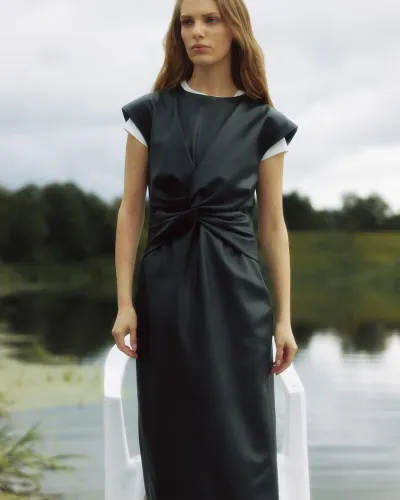 Платье макси из эко-кожи с узлом черного цвета