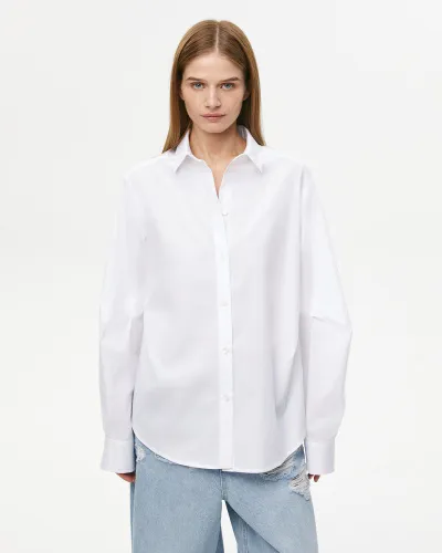 Рубашка объемная белого цвета