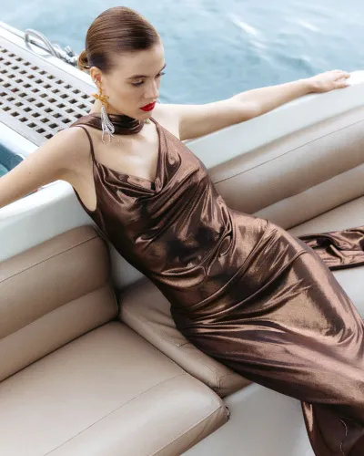 Платье миди из трикотажа с блеском бронзового цвета