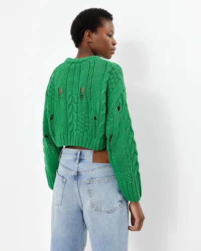 Джемпер укороченный с дырками зеленого цвета