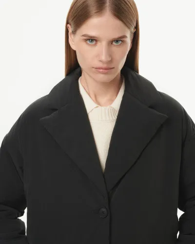 Куртка утепленная с поясом черного цвета